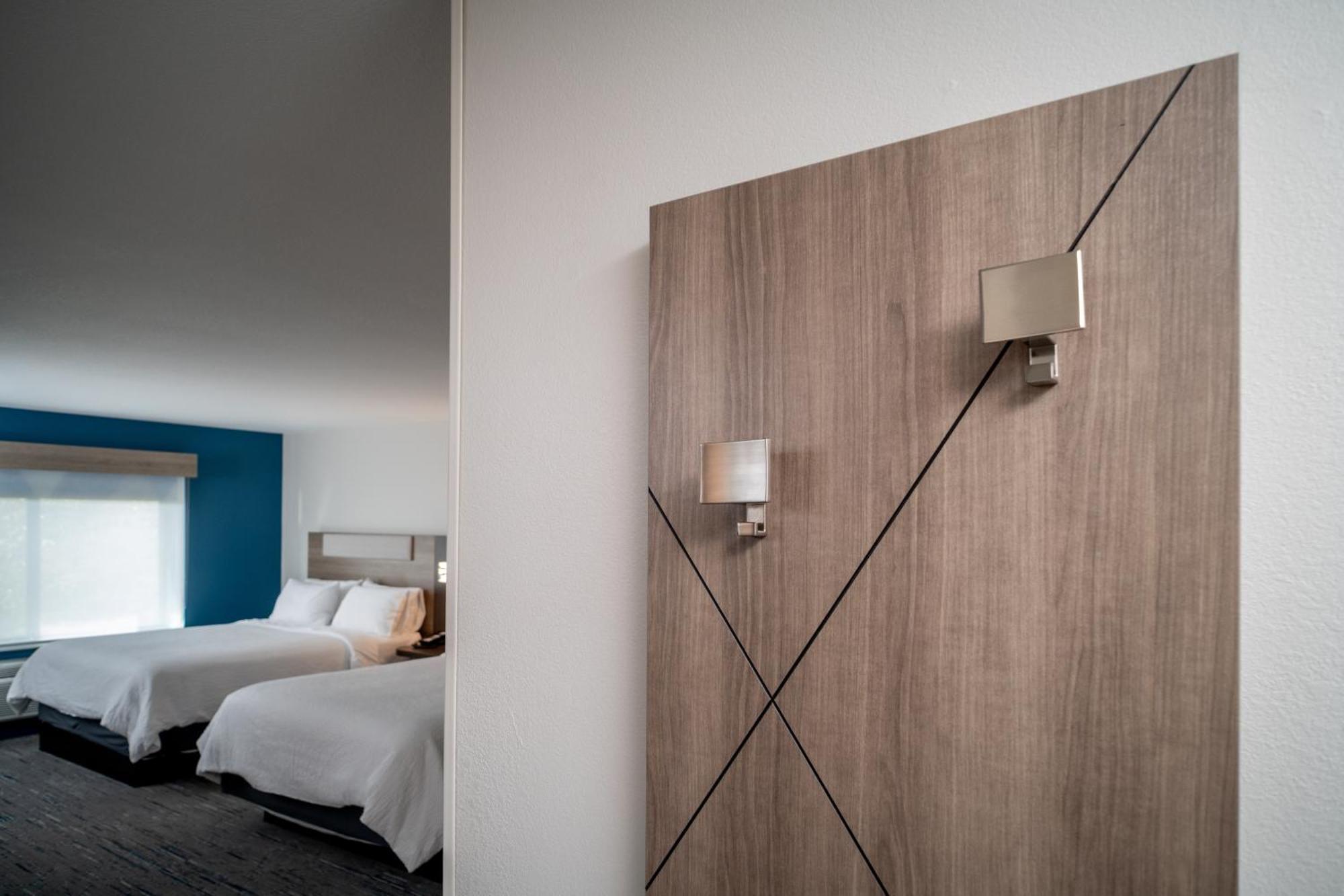 Holiday Inn Express & Suites Fairmont By Ihg Esterno foto