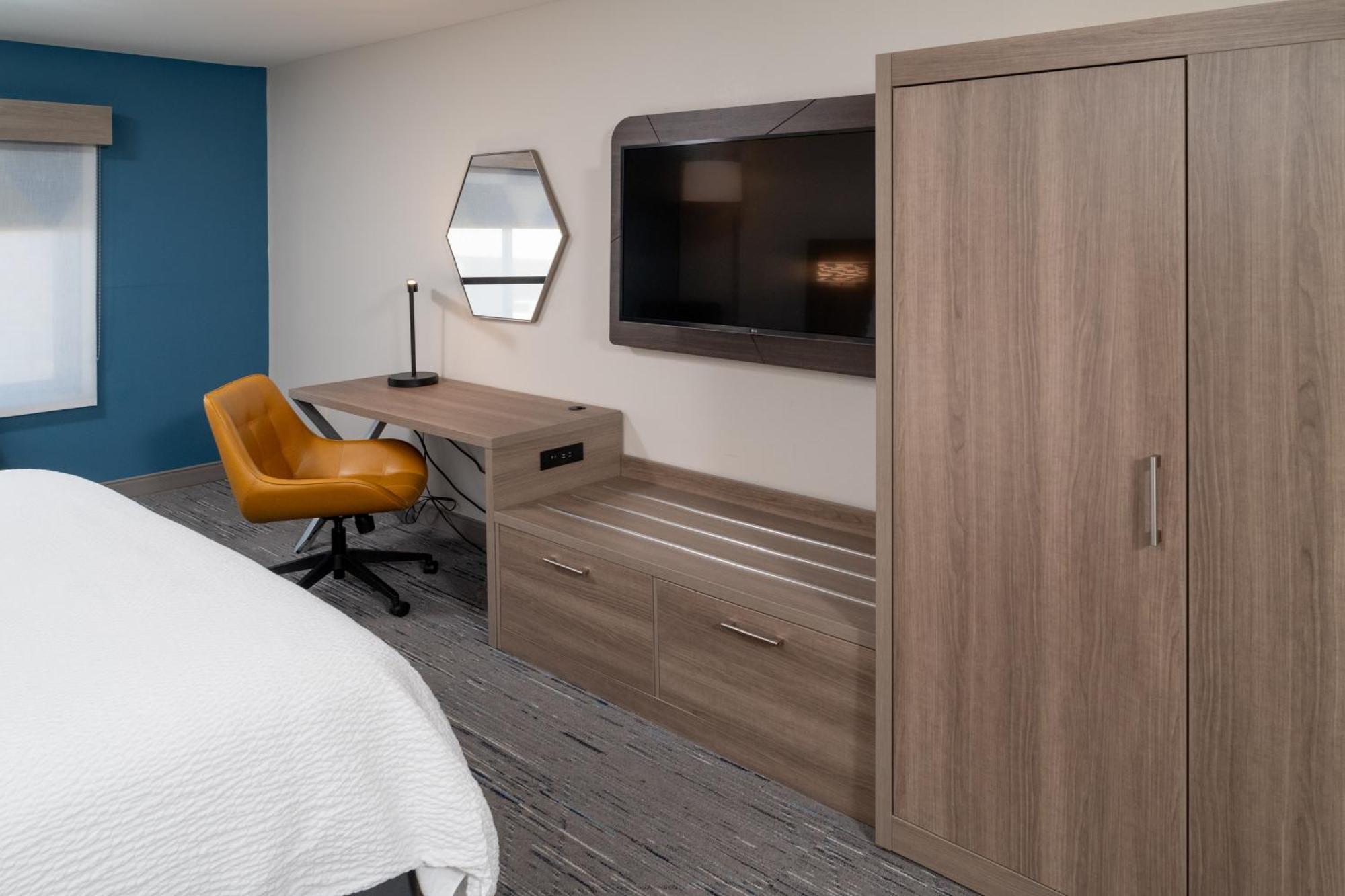 Holiday Inn Express & Suites Fairmont By Ihg Esterno foto