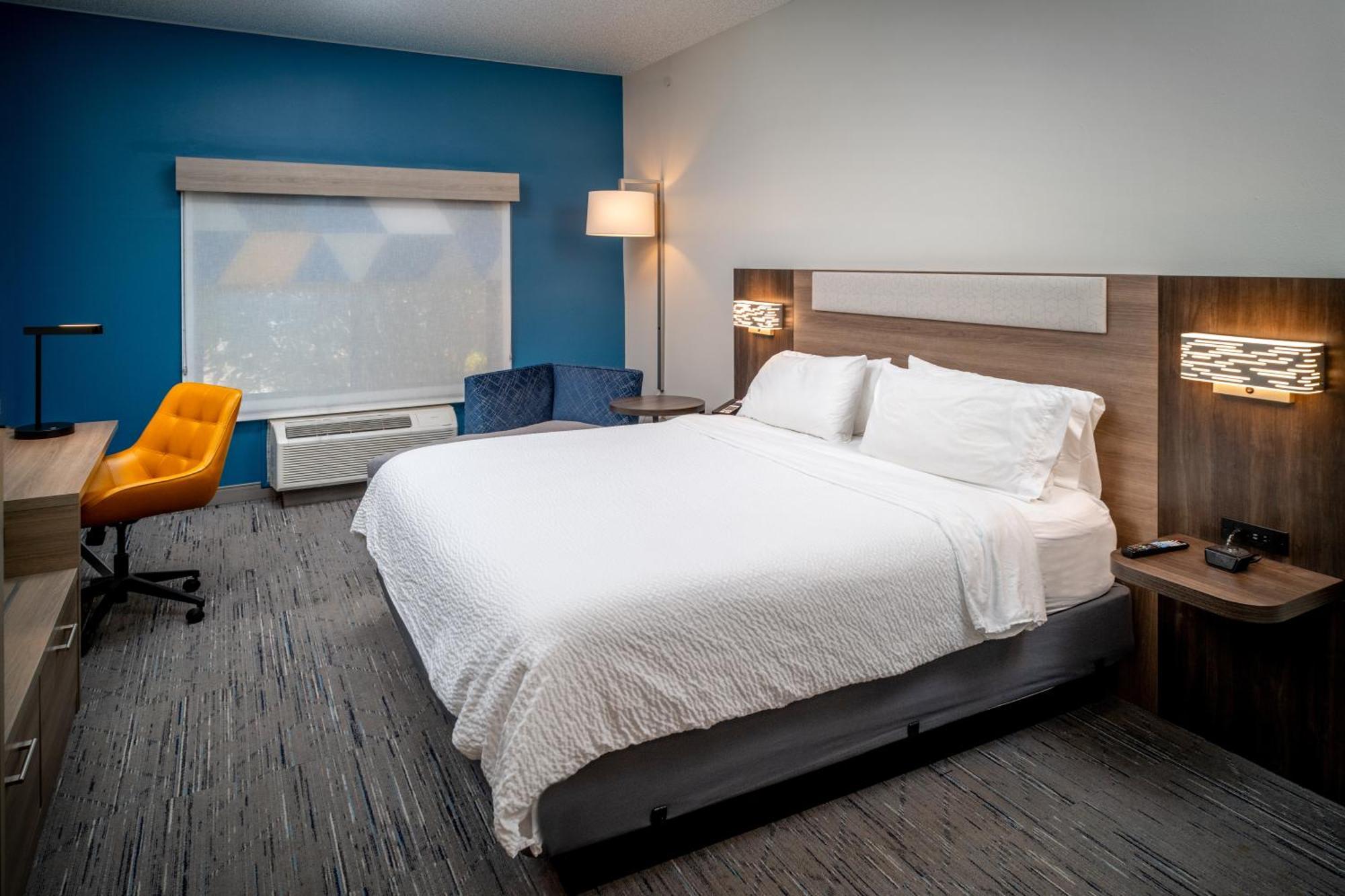 Holiday Inn Express & Suites Fairmont By Ihg Esterno foto