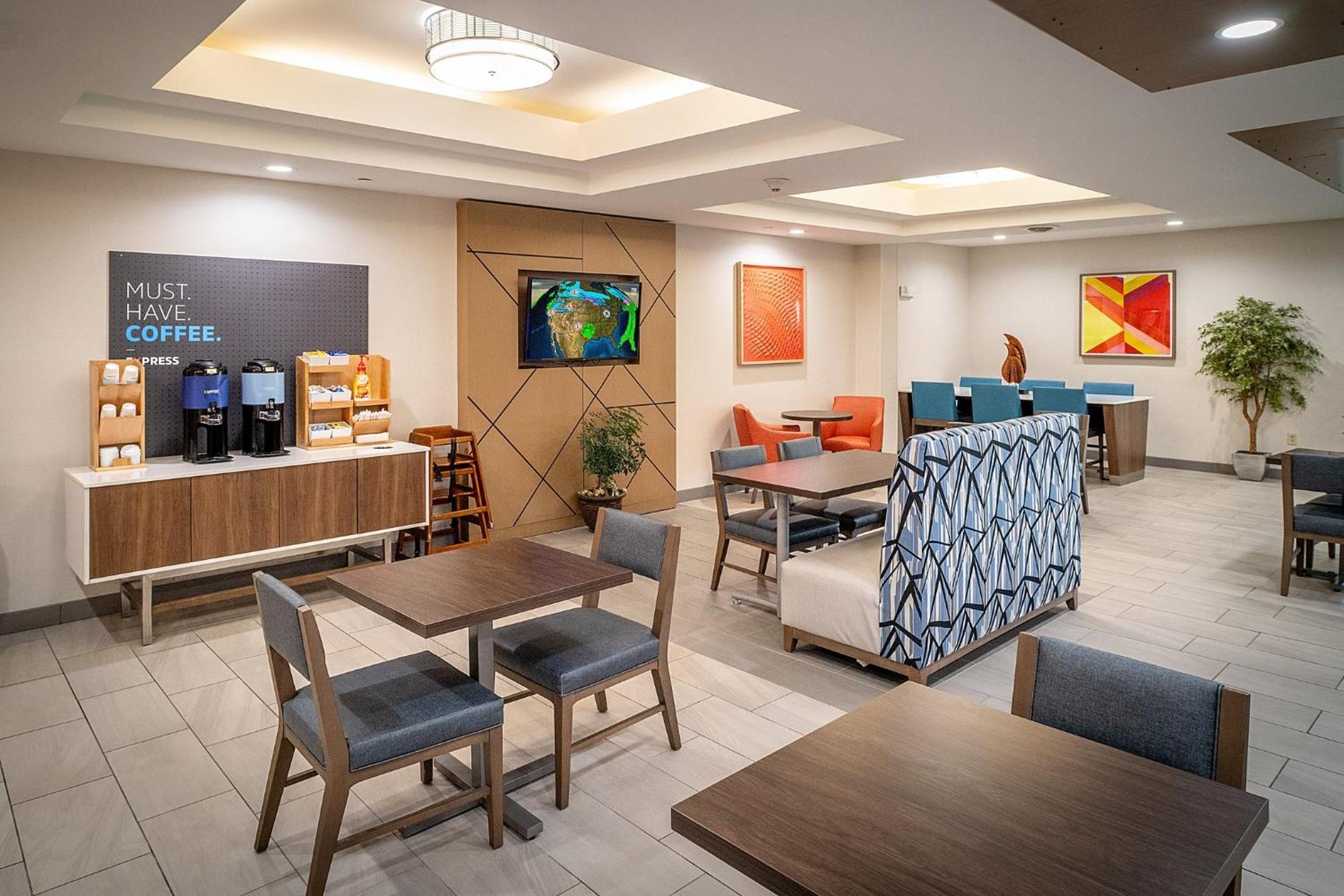 Holiday Inn Express & Suites Fairmont By Ihg Esterno foto