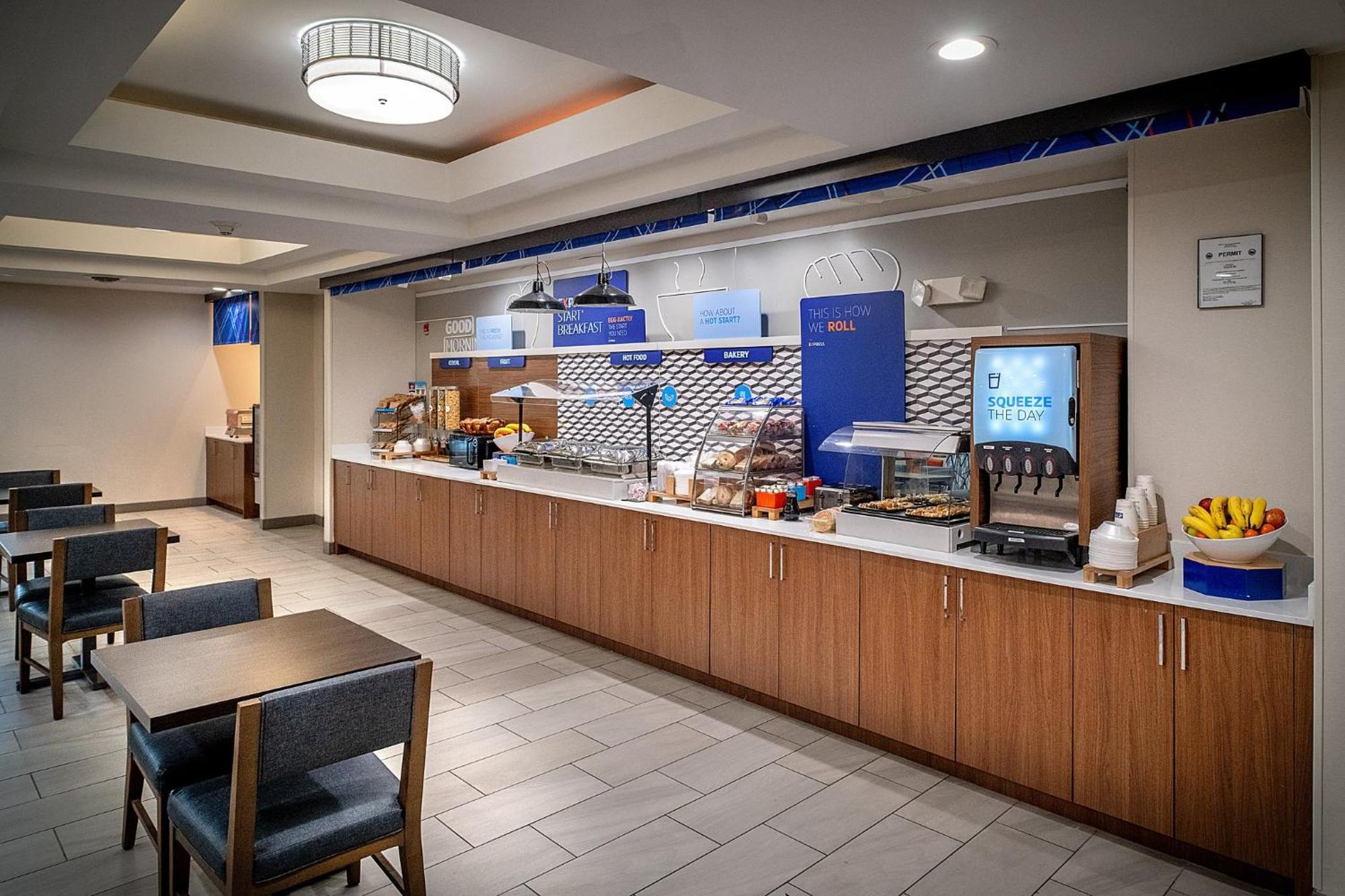 Holiday Inn Express & Suites Fairmont By Ihg Esterno foto
