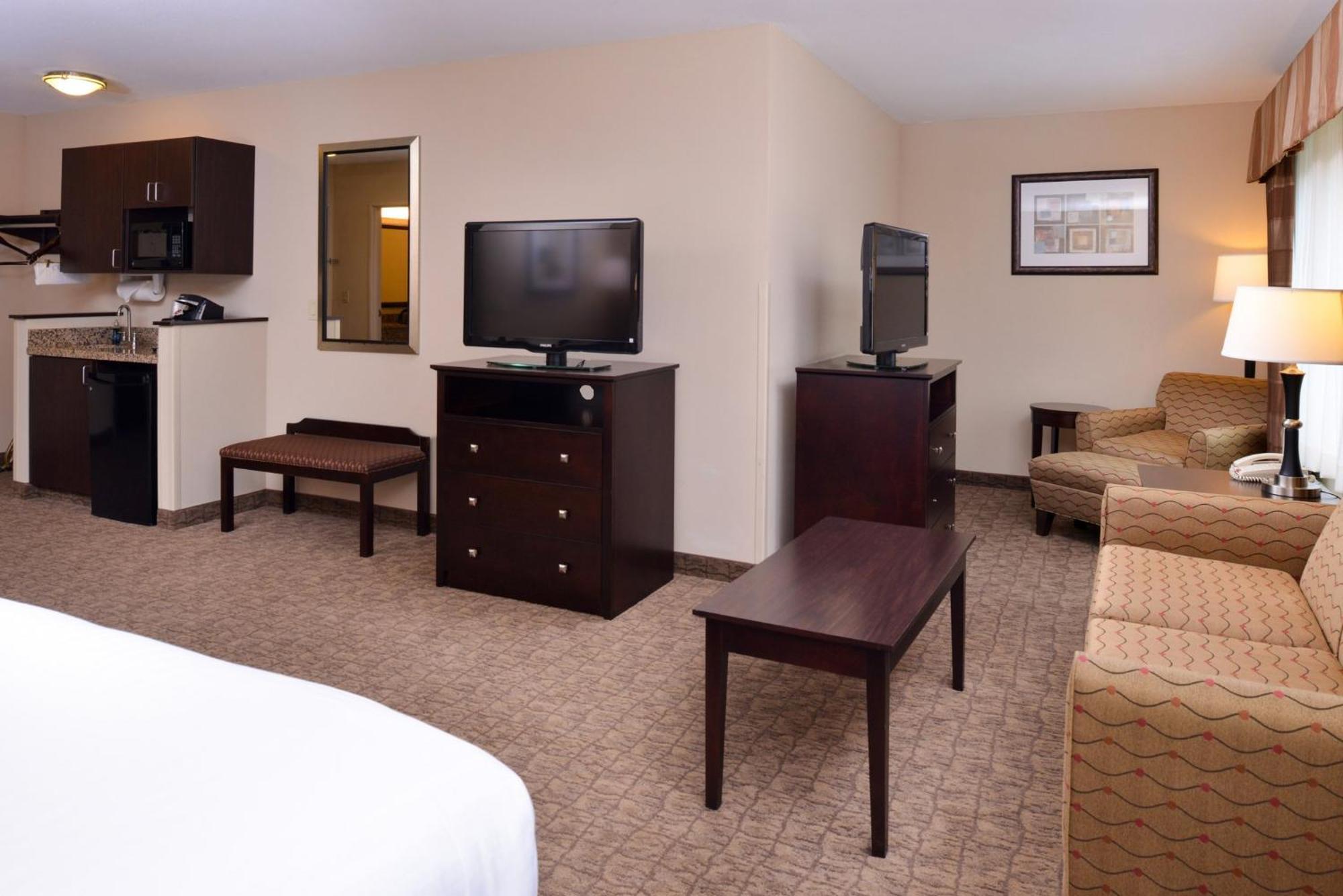 Holiday Inn Express & Suites Fairmont By Ihg Esterno foto