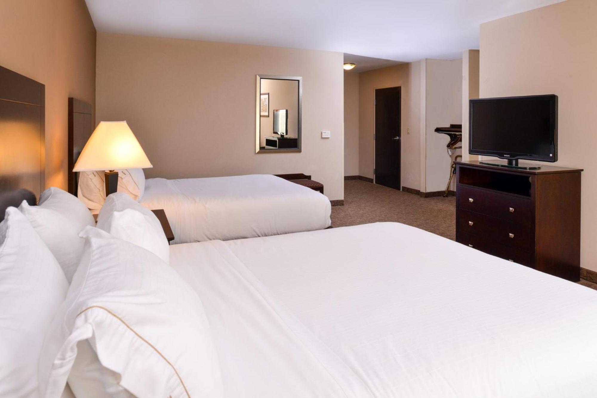 Holiday Inn Express & Suites Fairmont By Ihg Esterno foto