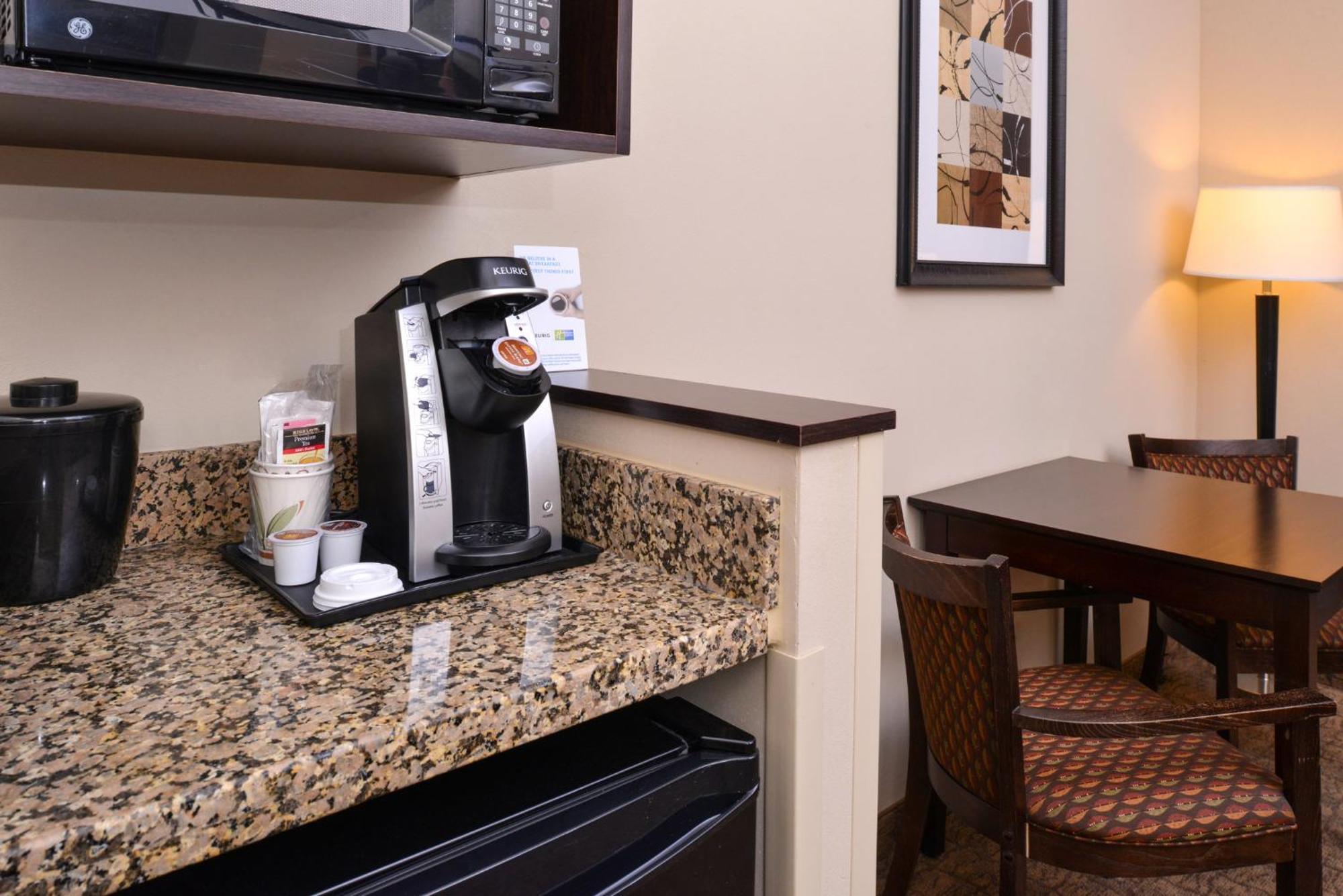 Holiday Inn Express & Suites Fairmont By Ihg Esterno foto