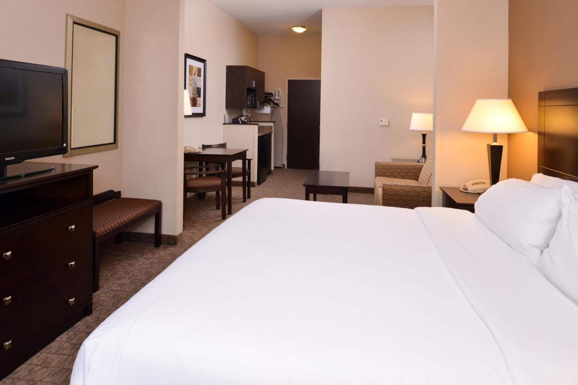 Holiday Inn Express & Suites Fairmont By Ihg Esterno foto