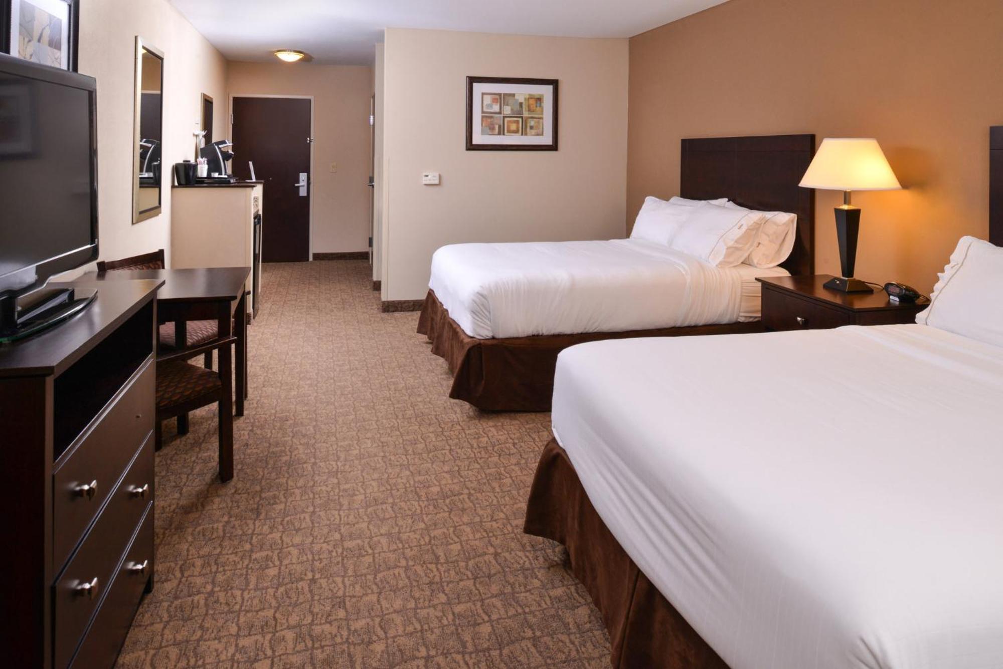 Holiday Inn Express & Suites Fairmont By Ihg Esterno foto