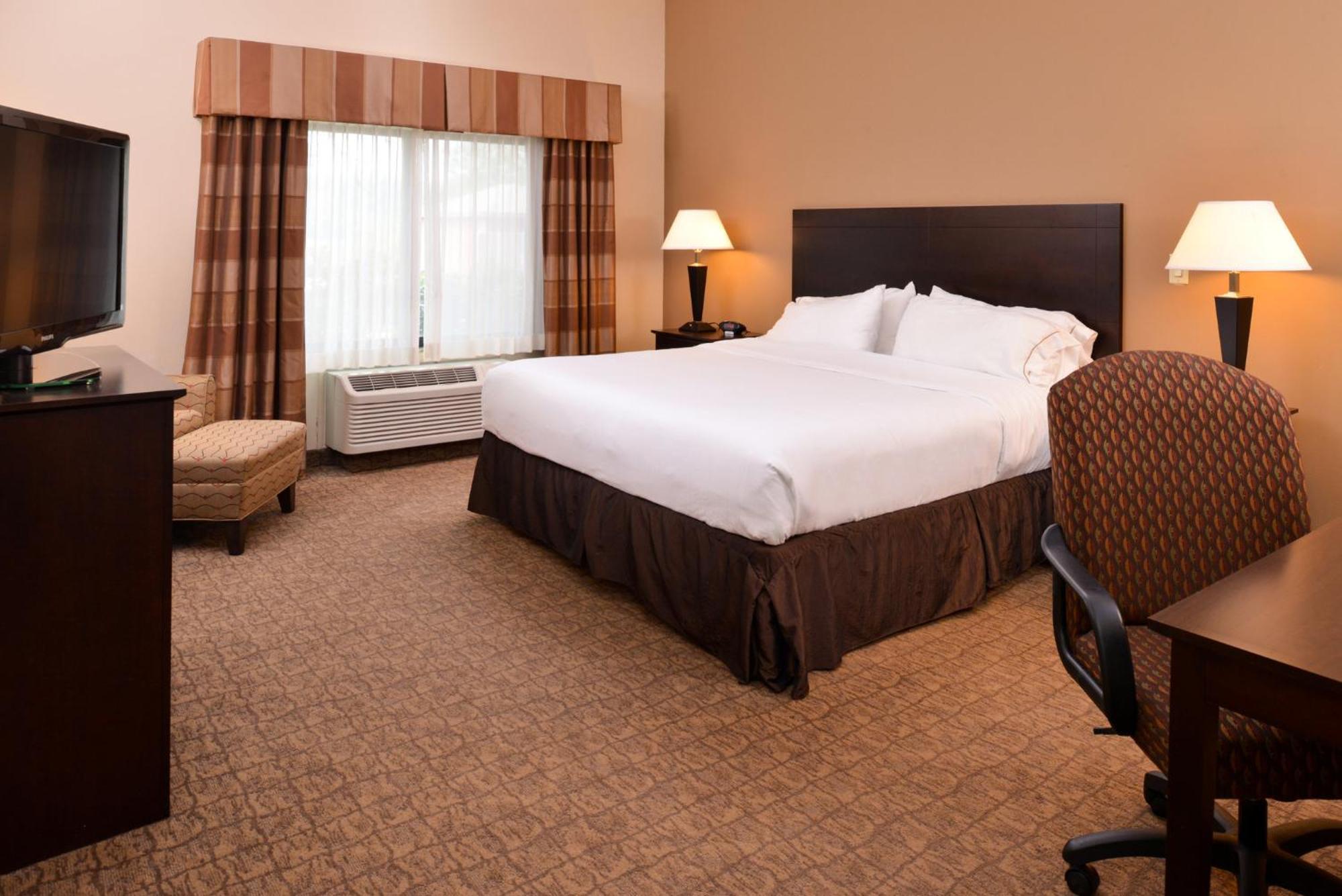 Holiday Inn Express & Suites Fairmont By Ihg Esterno foto