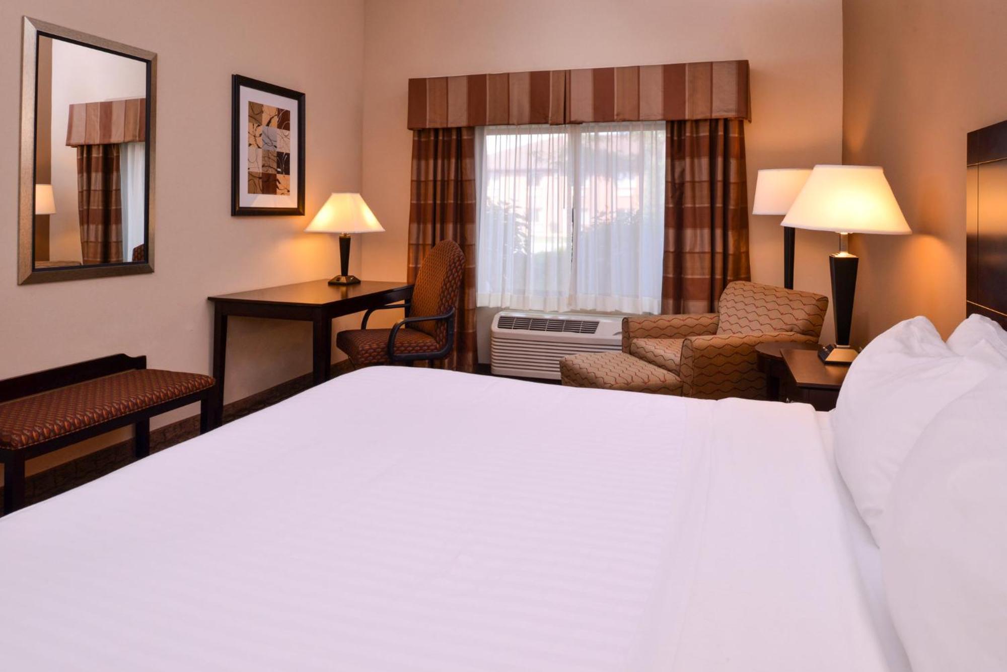 Holiday Inn Express & Suites Fairmont By Ihg Esterno foto