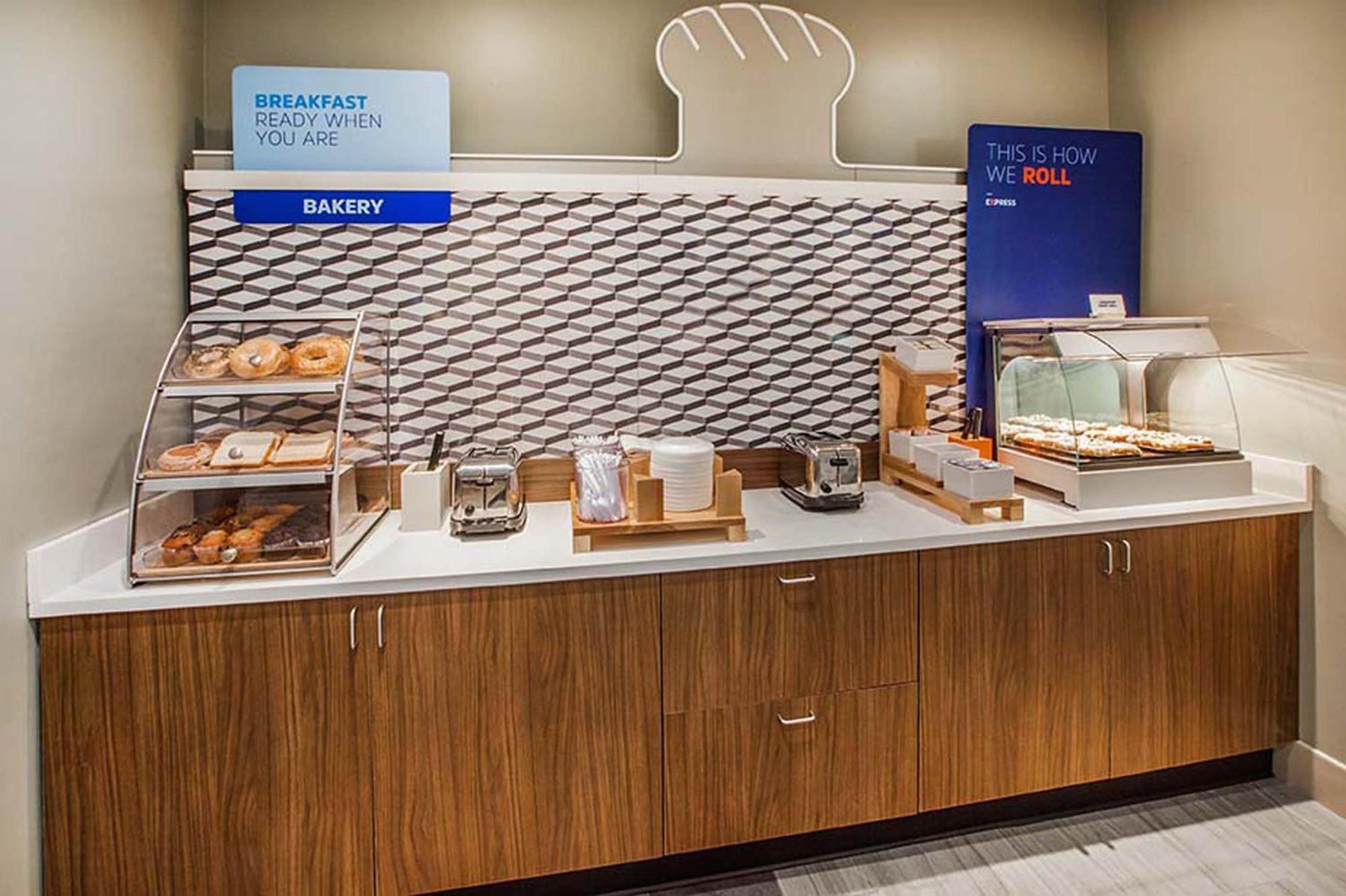 Holiday Inn Express & Suites Fairmont By Ihg Esterno foto