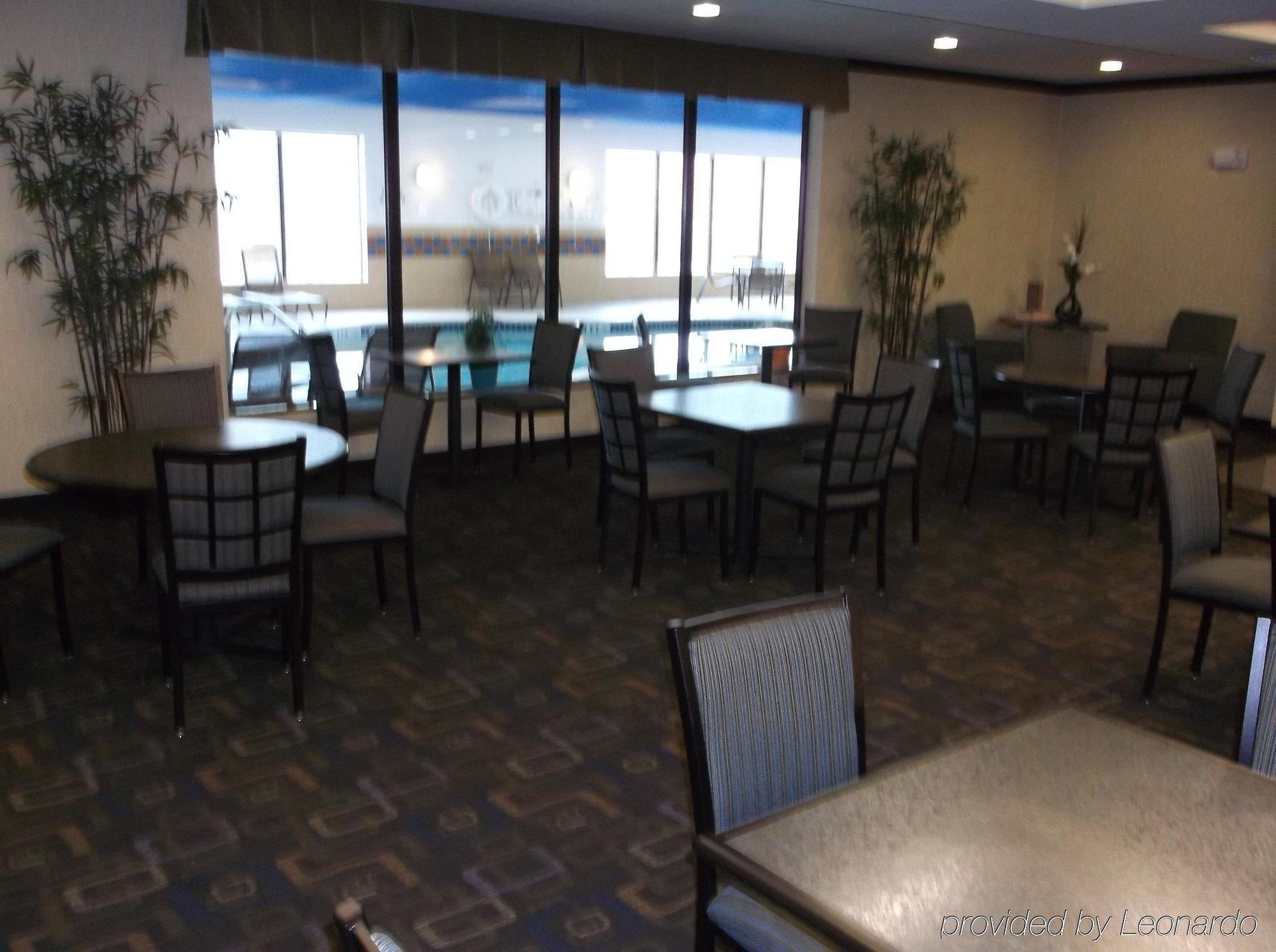 Holiday Inn Express & Suites Fairmont By Ihg Esterno foto