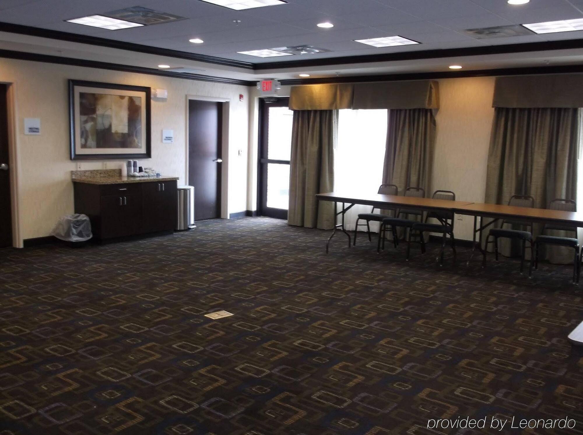 Holiday Inn Express & Suites Fairmont By Ihg Esterno foto