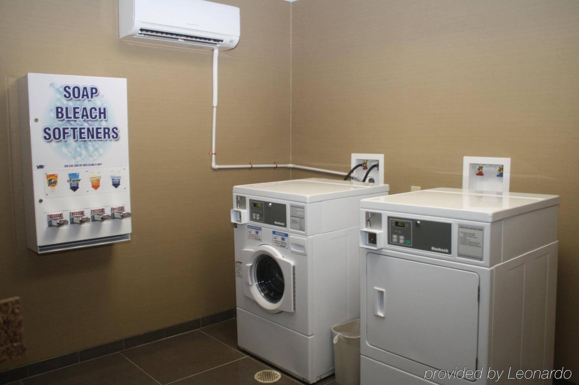 Holiday Inn Express & Suites Fairmont By Ihg Esterno foto