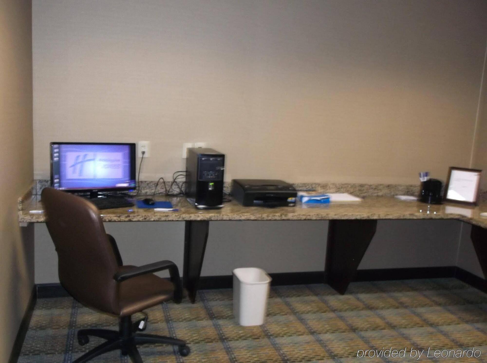 Holiday Inn Express & Suites Fairmont By Ihg Esterno foto