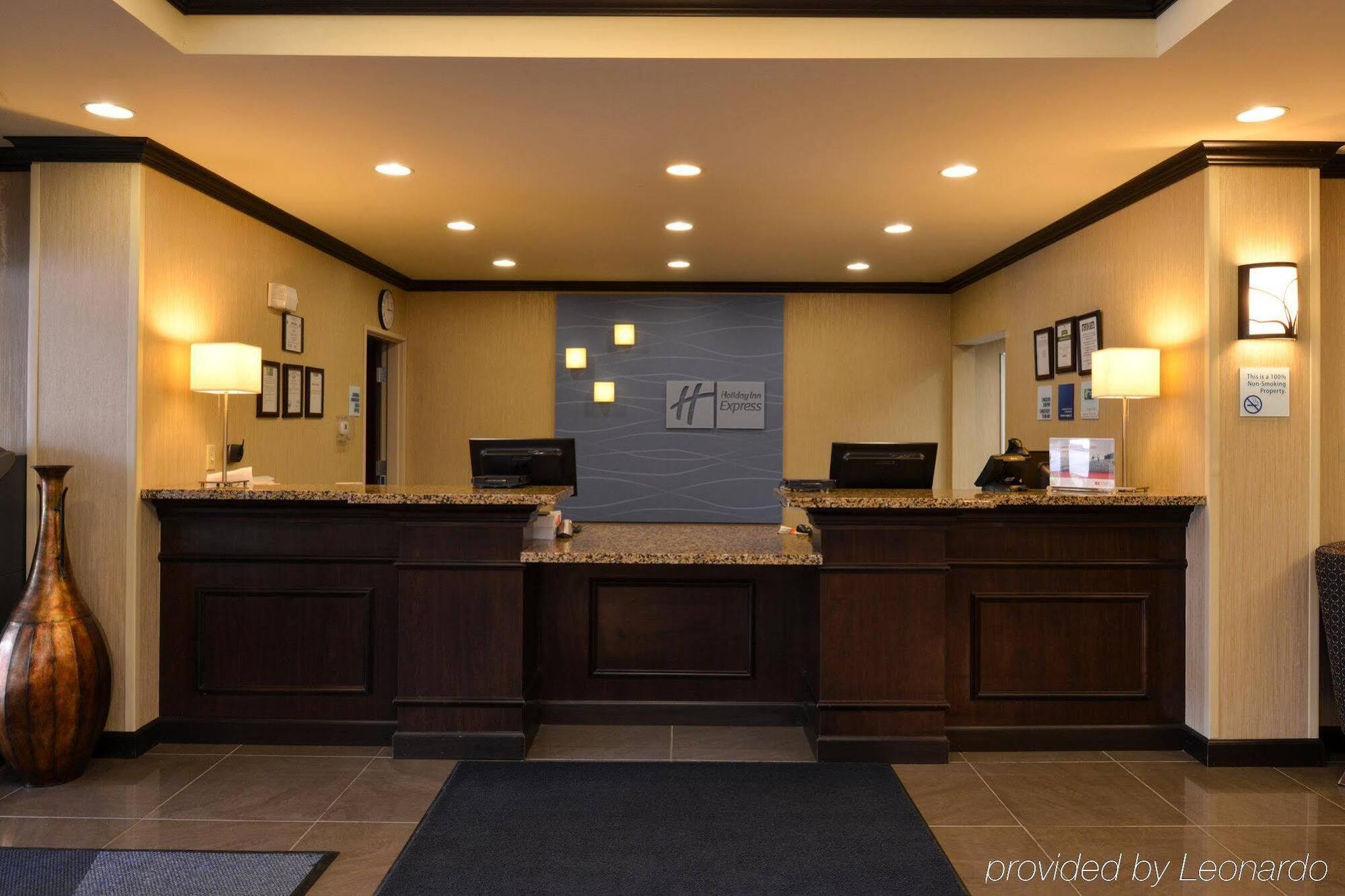 Holiday Inn Express & Suites Fairmont By Ihg Esterno foto